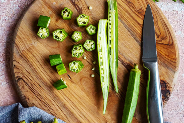 خرد کردن بامیه برای خورشت بامیه در زودپز