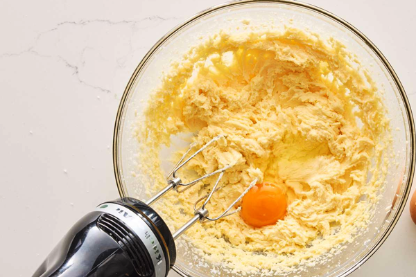 ترکیب تخم مرغ، کره و شکر با همزن برای خمیر تارت