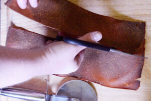 قیچی کردن لواشک کدو حلوایی