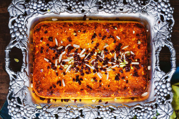 تزیین ته چین مرغ و بادمجان با زرشک و خلال بادام 