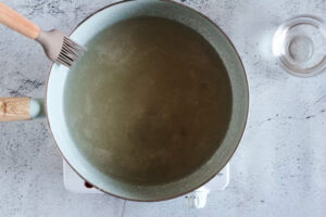 حل کردن ذرات کریستالی شکر