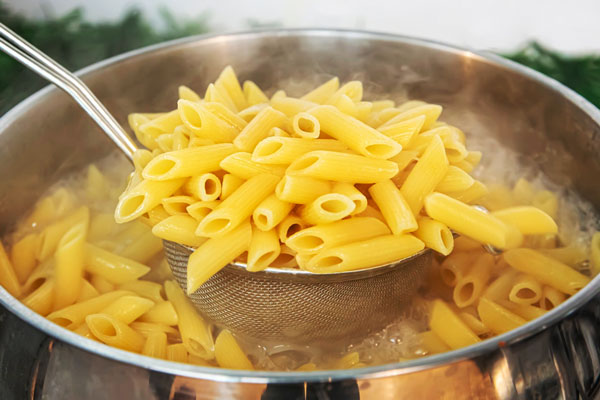 آبکش کردن ماکارونی شکل دار 