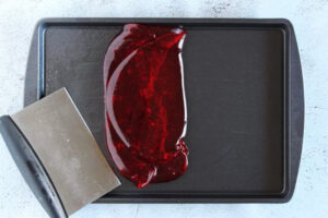 تا کردن شربت آبنبات قرمز با کفگیر