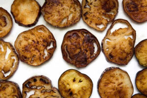 بادمجان سرخ شده با برش حلقه ای برای تهیه ته چین مرغ و بادمجان