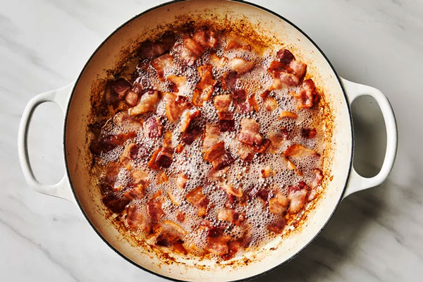 سرخ کردن گوشت بیکن در تابه برای تهیه اسپاگتی کاربونارا