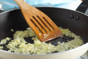 تفت دادن پیاز سس گوشت در تابه