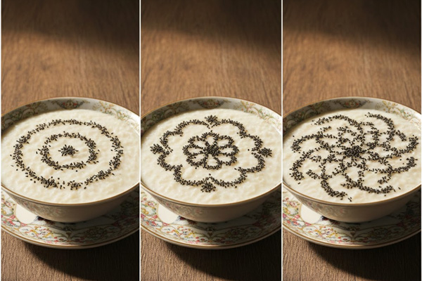 تزئین شیر برنج با سیاه دانه