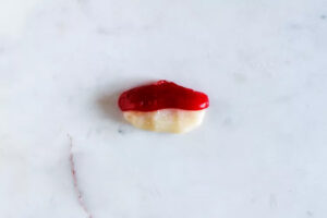 چسباندن تکه‌های رنگی آبنبات عصایی به یکدیگر