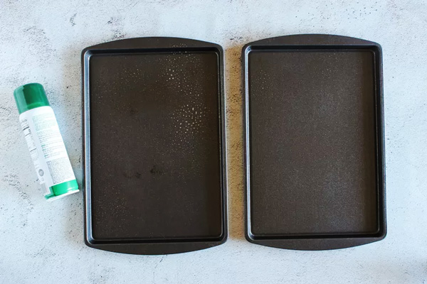 چرب کردن قالب‌ها برای تهیه آبنبات عصایی