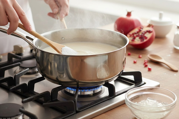 حرارت دادن خامه، شکر و ژلاتین در تهیه پاناکوتا انار