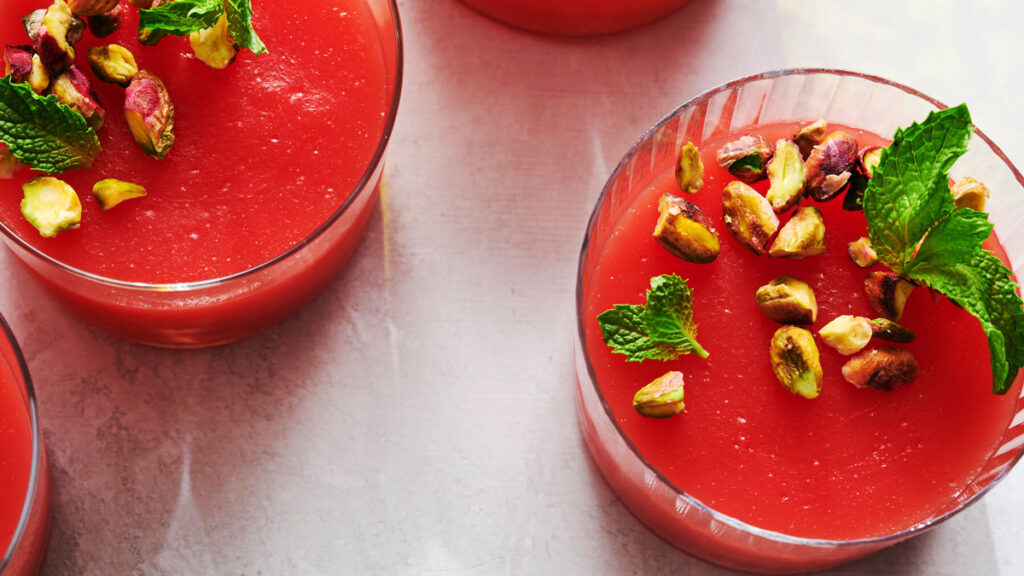 پودینگ هندوانه با تزئین پسته و نعناع