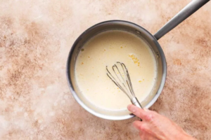 شیر در شیرجوش با همزن دستی