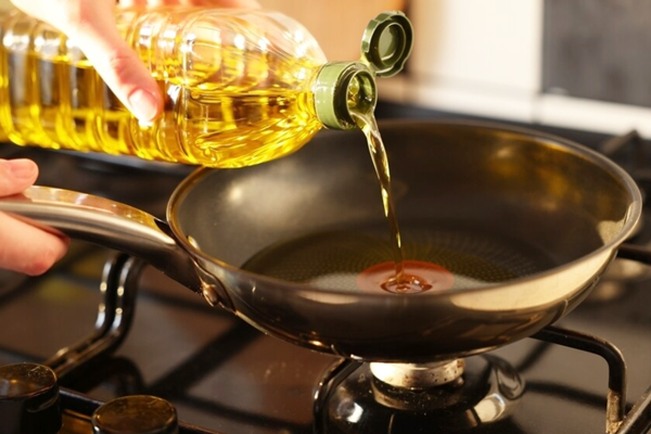 روغن در تابه برای پفک هندی