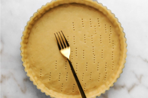 سوراخ کردن خمیر تارت با چنگال