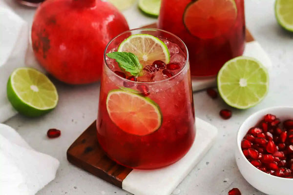 نوشیدنی برای یلدا در لیوان با تزیین لیموترش و نعناع