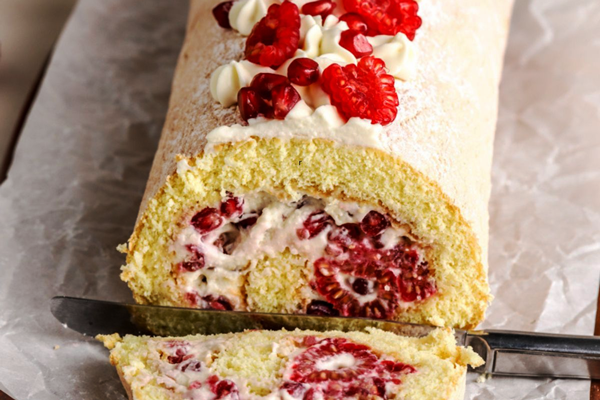 رولت انار برش خورده با چاقو