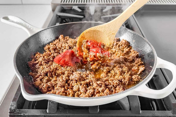 اضافه کردن رب به سس گوشت ماکارونی 