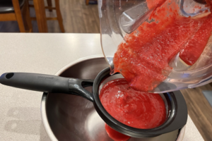 ریختن پوره تمشک در صافی