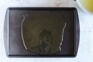 ریختن شربت آبنباتی کف سینی فر