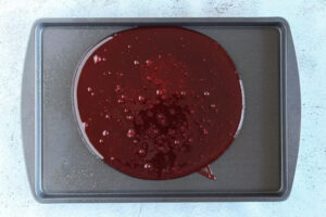 ریختن شربت قرمز آبنباتی کف سینی فر