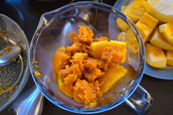 کدو پخته شده در مخلوط کن برای تهیه لواشک کدو حلوایی