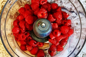 تمشک تازه در مخلوط کن برای تهیه لواشک تمشک