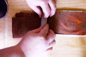 رول کردن لواشک کدو حلوایی