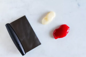 جدا کردن تکه‌های آبنباتی سفید و قرمز