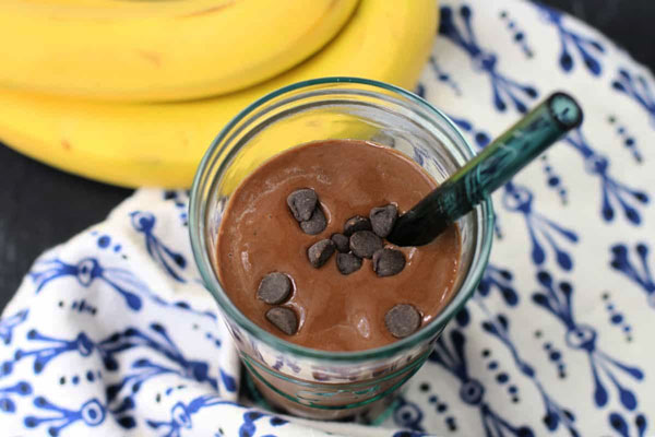 سرو میلک شیک موز و شکلات با تزئین شکلات