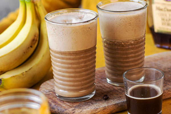 میلک شیک موز و نسکافه در لیوان شیشه ای 
