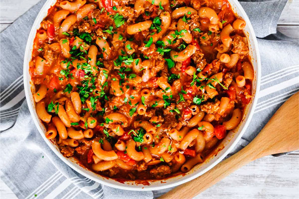 سرو ماکارونی شکل دار با سبزی تازه 