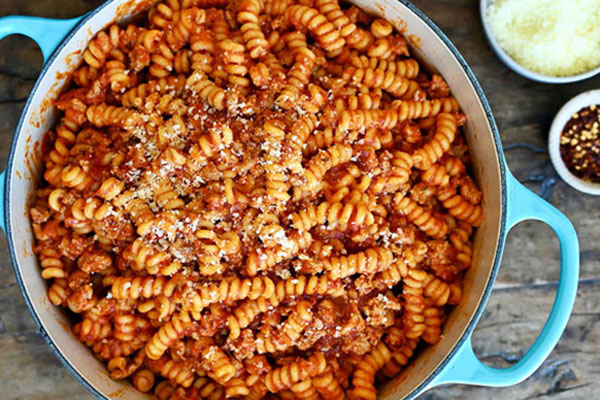 ماکارونی شکل دار در قابلمه برای دم کشیدن 