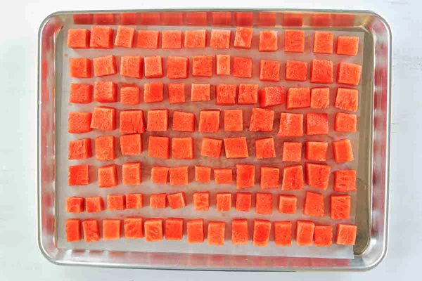 هندوانه خرد شده بدون هسته در سینی برای تهیه میلک شیک هندوانه