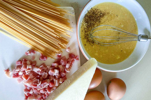 مواد اولیه اسپاگتی کاربونارا