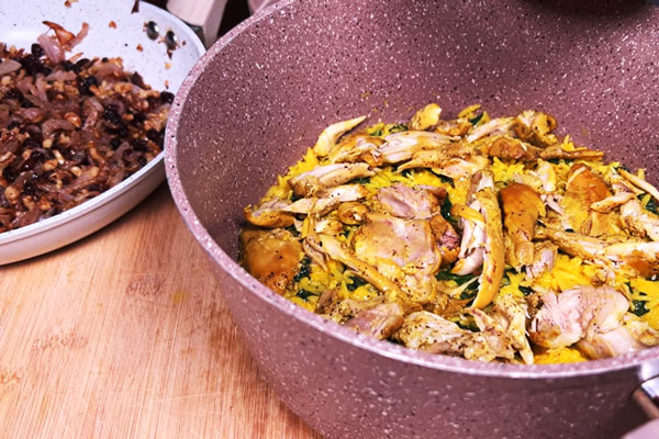 لایه بندی ته چین در قابلمه برای تهیه ته چین اسفناج و مرغ
