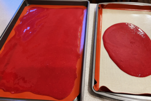 پهن کردن پوره لواشک تمشک روی سینی فر