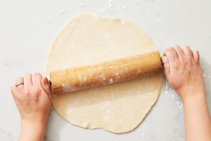 صاف کردن خمیر تارت در سطح آردپاشی شده