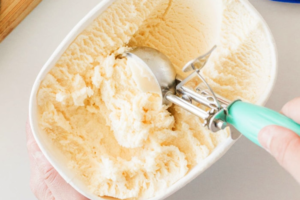 بستنی وانیلی با اسکوپ برای تهیه میلک شیک هندوانه