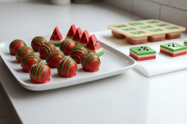 اشکال و قالب‌های متنوع در تهیه شکلات هندوانه ای یلدایی