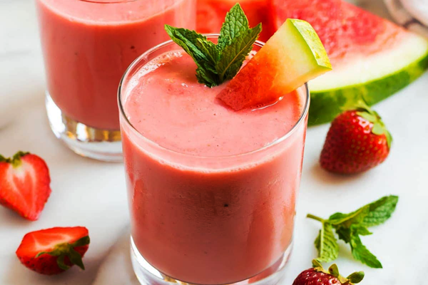 میلک شیک هندوانه با توت فرنگی در لیوان