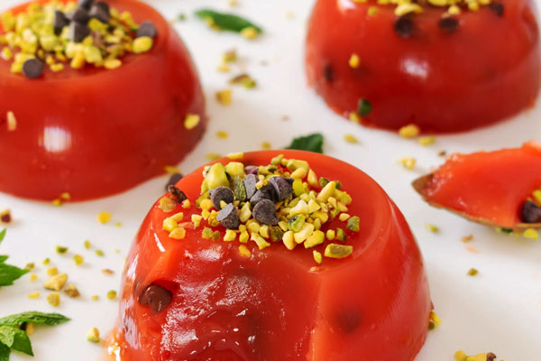 پودینگ هندوانه با تزئین شکلات چیپسی و پسته