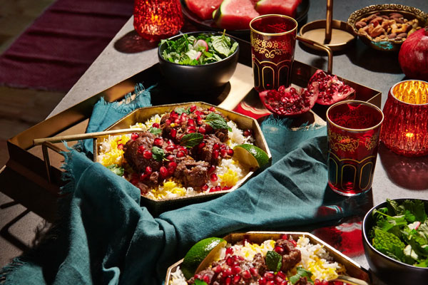 مرغ ناردونی با برنج و تزیین انار در میز شام یلدا 