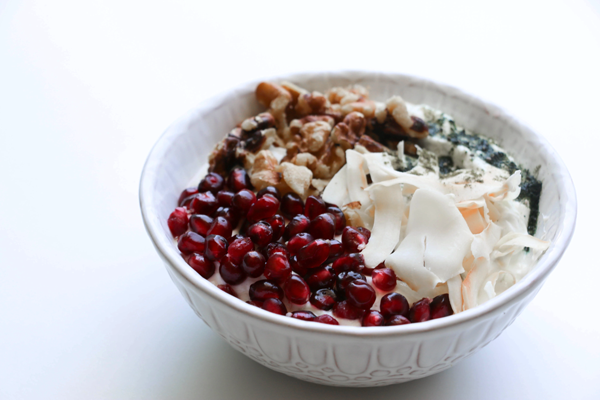 سرو دسر ماست و انار در کاسه 