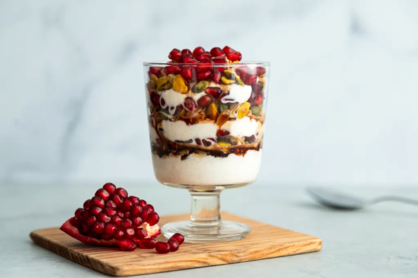 دسر ماست و انار با شیره انگور 