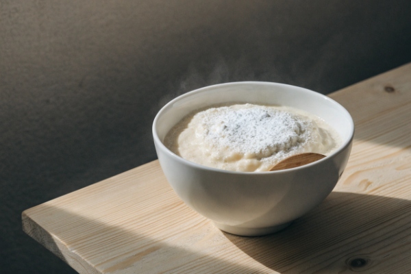 یک کاسه فرنی با آرد برنج و شیر خشک