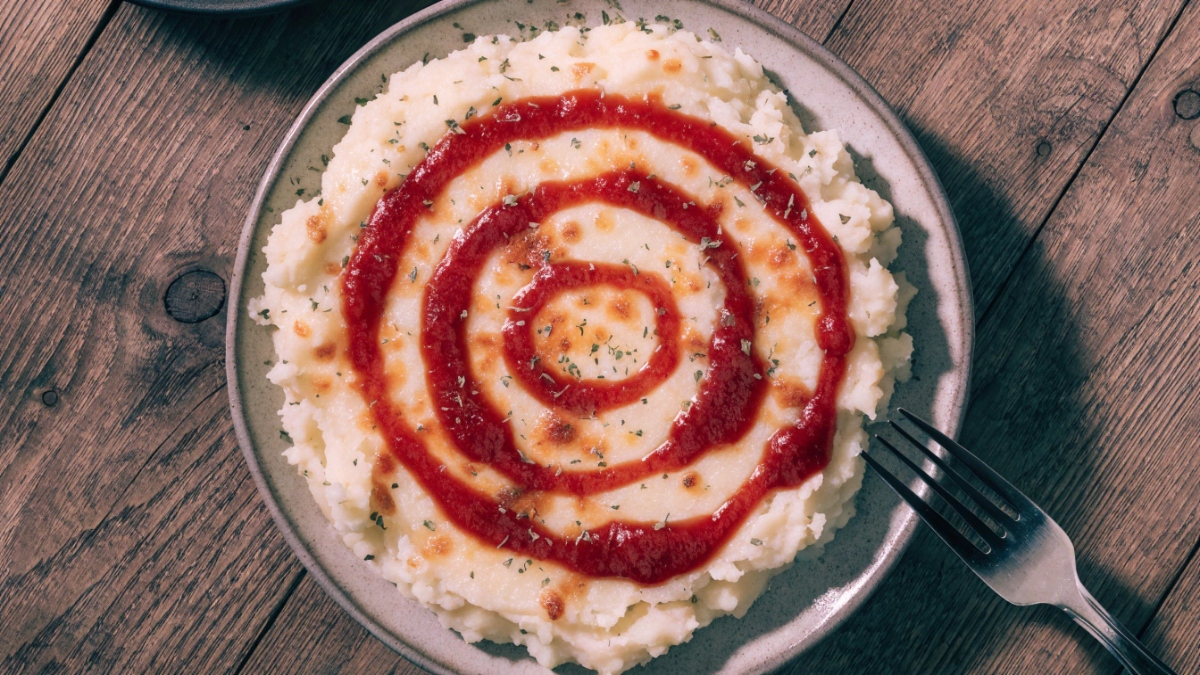 سیب زمینی با پنیر موزارلا و سس