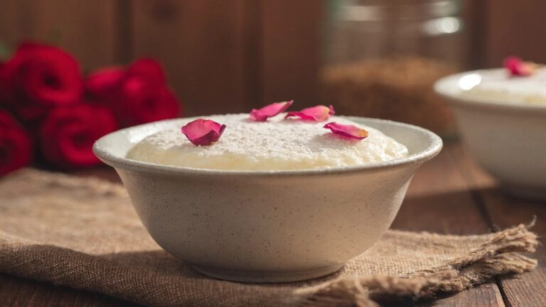 طرز تهیه فرنی با آرد برنج و شیر خشک