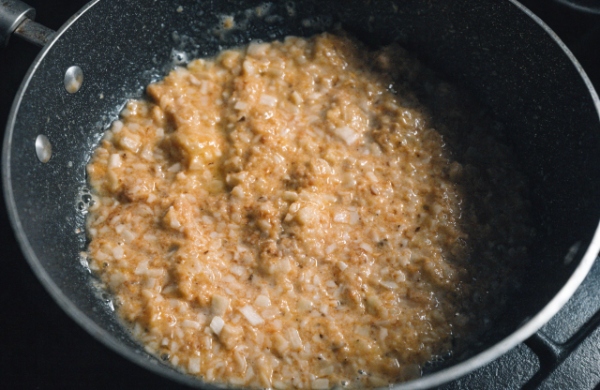 رنده کردن موز برای تهیه دسر برفی