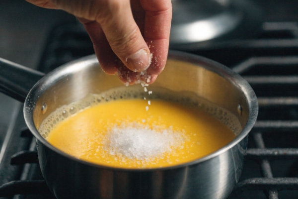 زدن چاشنی پنیر چدار مایع