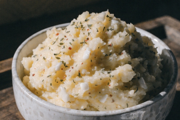 یه کاسه سیب زمینی با پنیر موزارلا